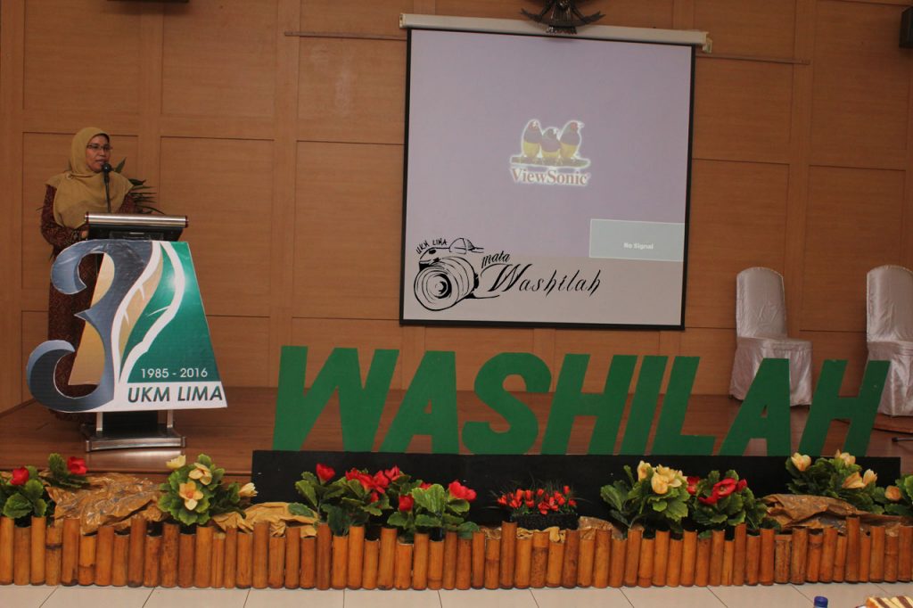Wakil Rektor Bidang Kemahasiswaan & Alumni Prof Dr St Aisyah Kara MA memberikan sambutan pada Milad 31 Tahun UKM LIMA di Training Center Kampus I UIN Alauddin Makassar. Kamis (03/06/2016). Dalam sambutannya Aisyah berharap agar UKM LIMA semakin eksis dalam menyampaikan informasi dalam mengawal UIN Alauddin Makassar.