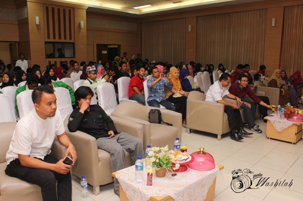 Tamu undangan sedang memperhatikan acara yang ditampilkan pada Milad 31 Tahun UKM LIMA di Training Center Kampus I UIN Alauddin Makassar. Kamis (03/06/2016).