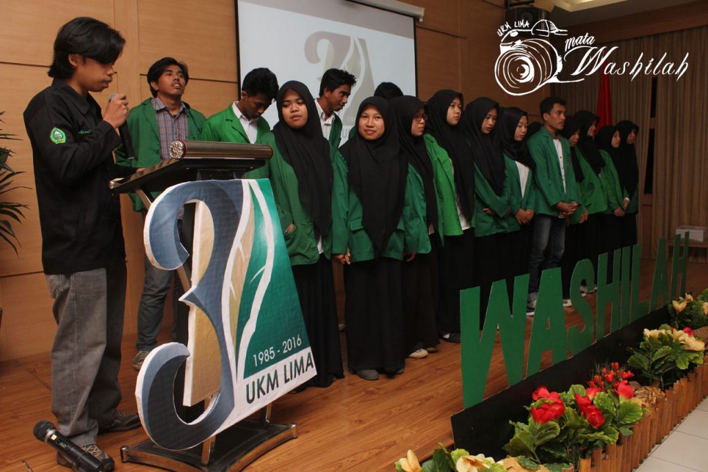 Pimpinan Umum UKM LIMA Asrullah mengukuhkan anggota baru pada Milad 31 Tahun UKM LIMA di Training Center Kampus I UIN Alauddin Makassar. Kamis (03/06/2016). Sebanyak 21 anggota yang dikukuhkan dari 43 anggota yang lulus In House Training Journalistic XV.