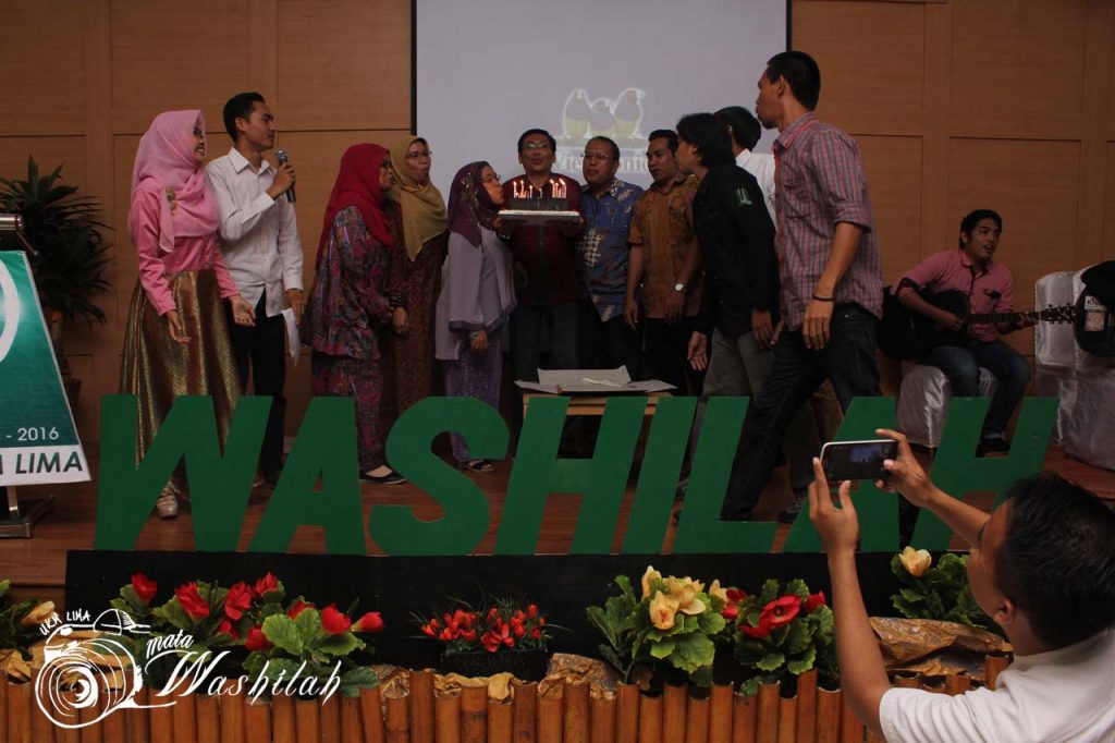Wakil Rektor Bidang Kemahasiswaan & Alumni Prof Dr St Aisyah Kara MA (empat dari kiri), Pendiri UKM LIMA Waspada Santing (tujuh dari kiri), dan alumni UKM LIMA bersama-sama meniup lilin sebagai acara puncak pada Milad 31 Tahun UKM LIMA di Training Center Kampus I UIN Alauddin Makassar. Kamis (03/06/2016).