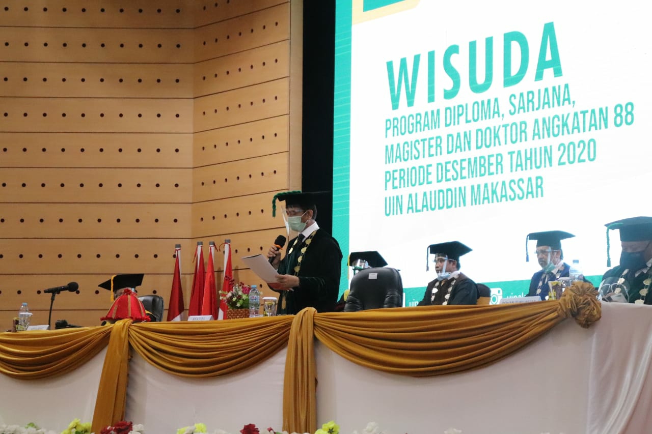 Rektor Kukuhkan Wisudawan Angkatan Washilah