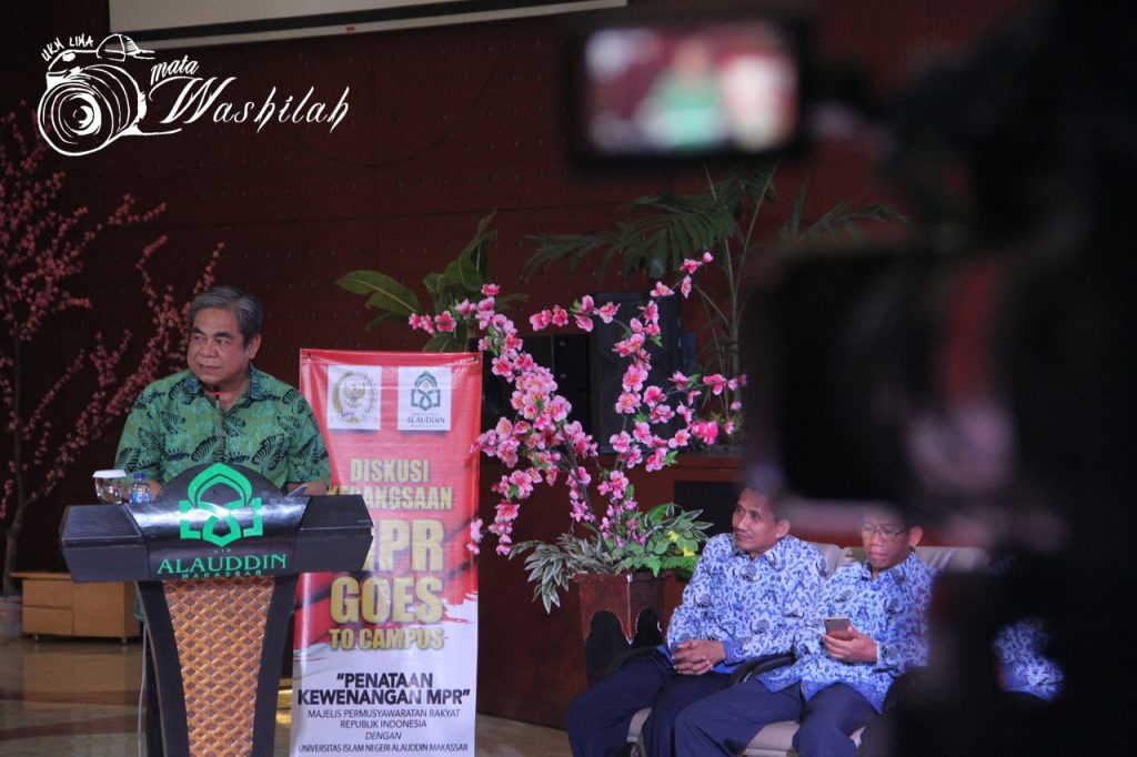 Wakil Ketua Badan Pengkajian MPR RI, H Tb Soenmandjaja memberikan sambutan sekaligus membuka diskusi ini di Auditorium. Senin, 18 Juli 2016. Anggota MPR lain yang ikut hadir dalam diskusi ini ialah anggota badan pengkajian MPR RI, Agustina Wilujeng Pramestuti, Anggota Badan Pengkajian MPR RI, Syamsul Bachri, dan Kepala Biro Pengkajian MPR RI, Yana Indrawan. 
