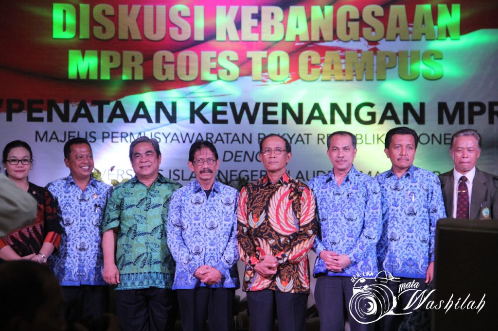 Foto bersama anggota badan pengkajian MPR RI, Agustina Wilujeng Pramestuti(pertama kiri), Wakil Ketua Badan Pengkajian MPR RI, H TB Soenmandjaja (tiga kiri), Rektur UIN Alauddin Makassar Prof Musafir Pabbabari (empat kiri), dan Anggota Badan Pengkajian MPR RI, Syamsul Bachri (empat kanan) di Auditorium. Senin 18 Juli 2016. Narasumber dari UIN Alauddin Makassar ialah Dr Marilang, SH M Hum, Dr Jumadi SH MH, Dr Kamaluddin Abu Nawas MA.