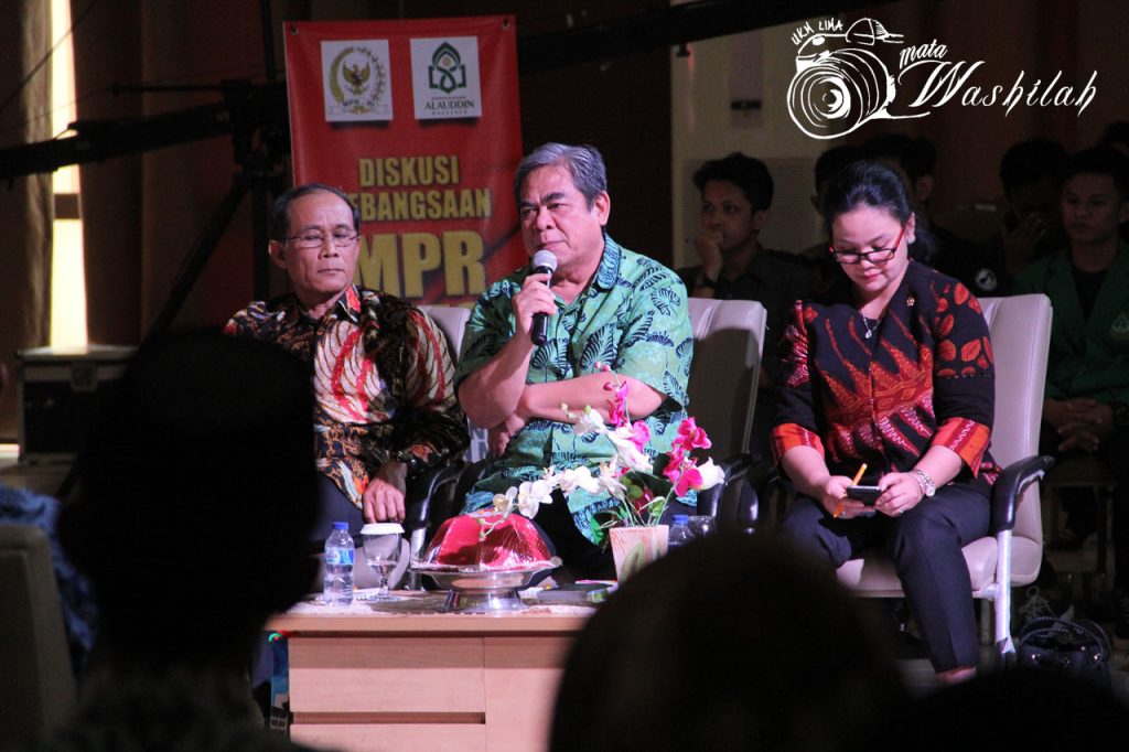 Wakil Ketua Badan Pengkajian MPR RI, H Tb Soenmandjaja menanggapi pernyataan narasumber dari UIN Alauddin Makassar di Auditorium. Senin, 18 Juli 2016.