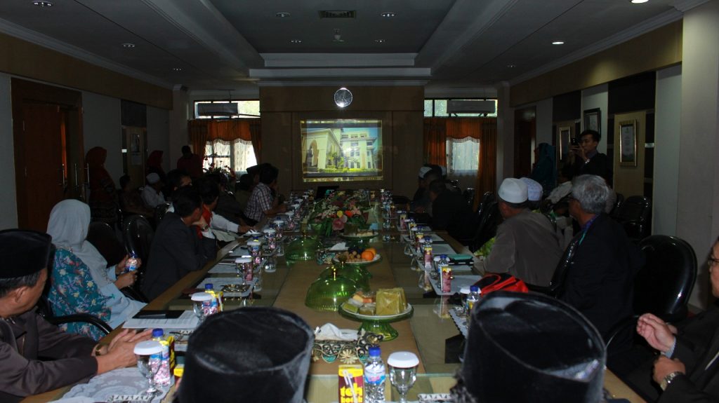 Pihak Universitas UINAM memperkenalkan universitas dengan menayangkan video profil universitas di Rektorat. Jumat, 02 September 2016.