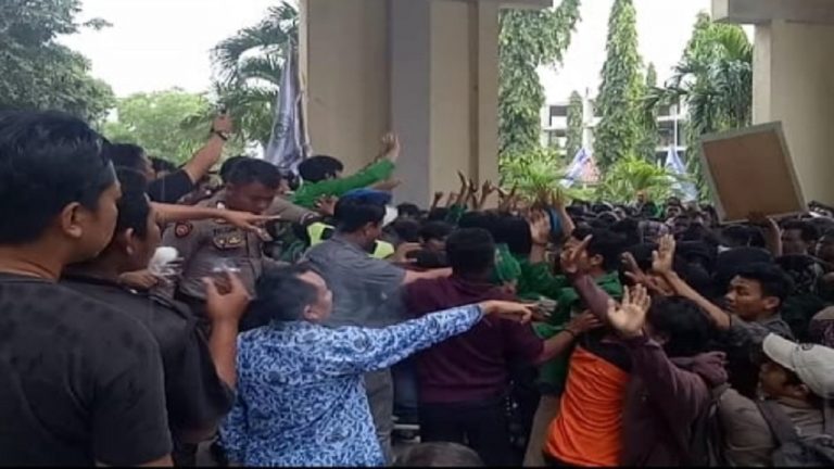 Demo mahasiswa UIN Alauddin (Airin Mutmainnah)