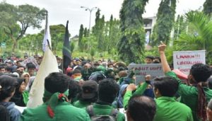 Orasi Ketua Dema U saat aksi memperingati Hardiknas di depan gedung Rektorat UIN alauddin Makassar, Kamis (02/05/2019).